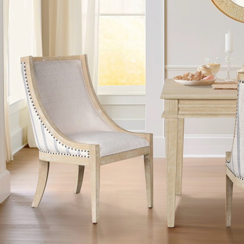 Chaise rembourrée avec garniture cloutée
