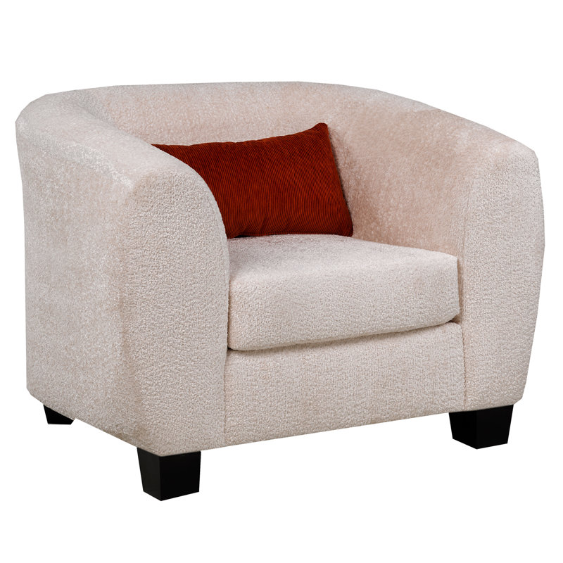 Chaise Everrest de couleur crème avec coussins décoratifs