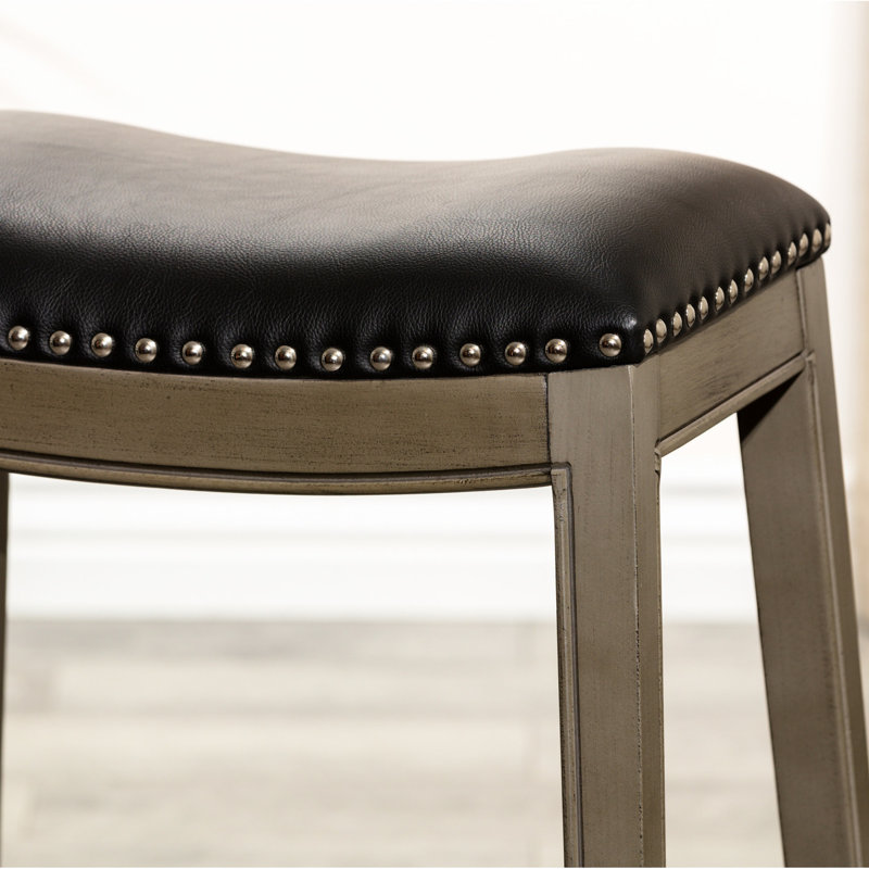 Tabouret de comptoir de 24 po avec siège en cuir noir et extérieur gris patiné - Élégant, il rehausse la hauteur de l'ambiance de la cuisine ou du bar dans une finition confortable, idéale pour un espace repas