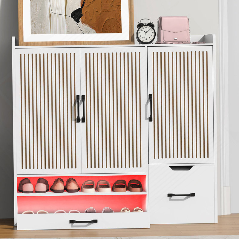 Armoire à chaussures multifonctionnelle avec tablettes réglables, tabouret et tiroir rétractable, offrant un rangement flexible pour divers articles et une conception peu encombrante