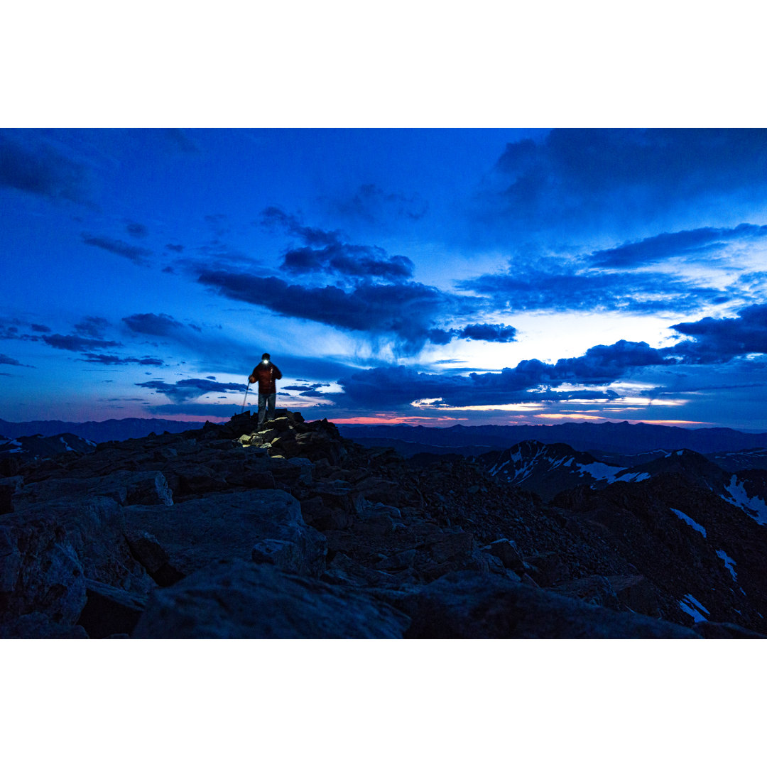 Wandernder Berggipfel von Adventure_Photo - Leinwand-Kunstdrucke