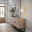 Applique murale à bras pivotant 1 lumière blanc mat avec base en bois naturel et abat-jour réglable