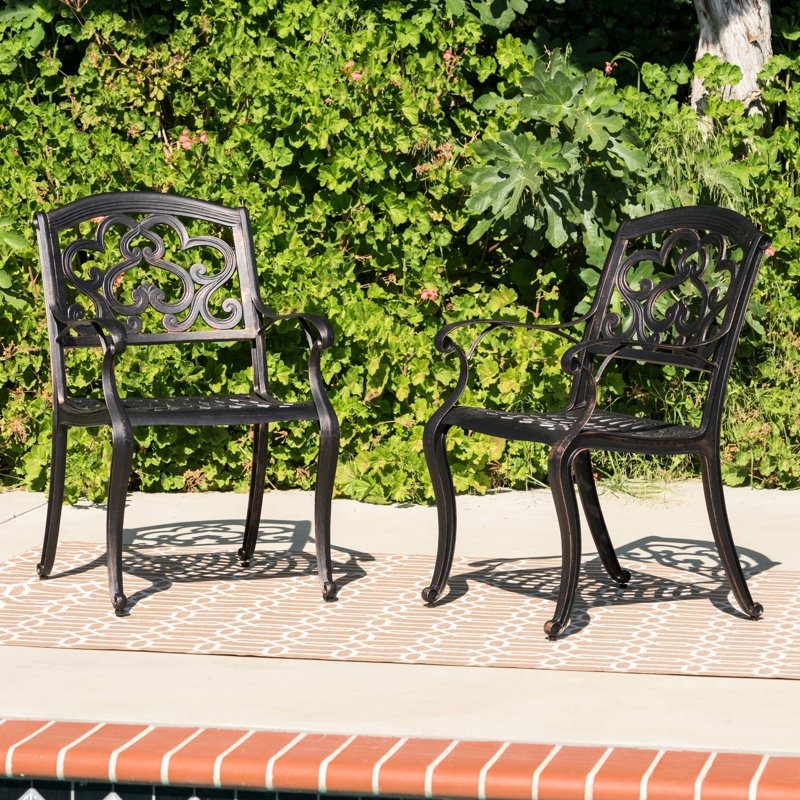 Ensemble de 2 chaises de jardin en aluminium moulé cuivré avec porte-gobelets, fini patiné et antirouille, assise confortable, dossier moelleux effet nuage, pour terrasse.