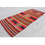 Tapis kilim rouge fait à la main avec motif géométrique et rayures, idéal pour ajouter une touche rétro à votre décor
