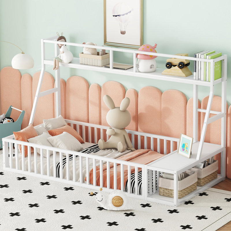 Structure de lit grande taille avec clôture de sécurité, lit de sol en métal avec bureau et tablettes de rangement, maisonnette pour enfants,