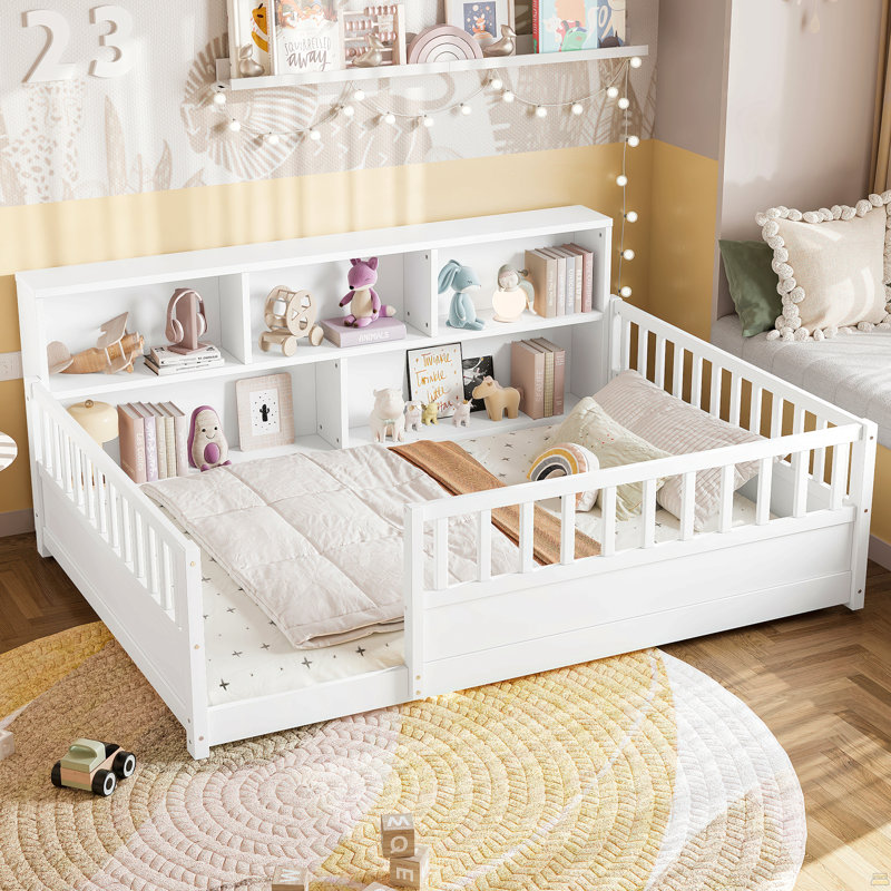 Un lit de plancher en bois pleine grandeur avec une barrière de sécurité de style clôture, Blanc, Lit double