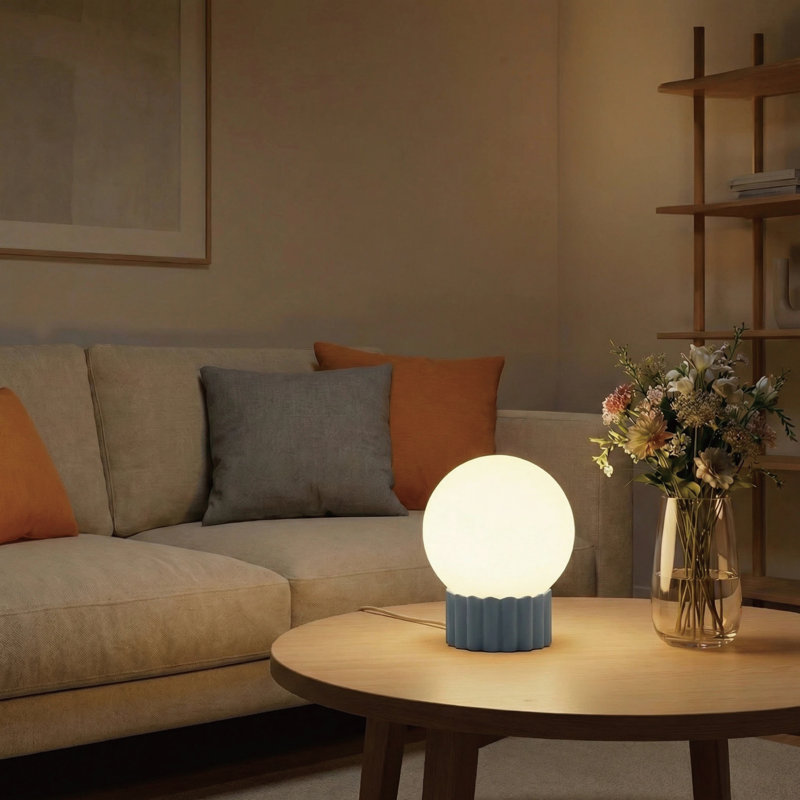 Lampe de table sphérique en verre opale à intensité variable 6,9 po avec base en résine bleue et support de lampe E12, certifiée cULus pour les tables de chevet de chambre à coucher, les tables d'appoint de salon, les bureaux à domicile, les entrées, les chambres d'hôtel ou l'éclairage d'ambiance de café