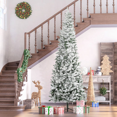 Arbre de Noël mince enneigé 9 pi avec des branches réalistes et 1084 pointes