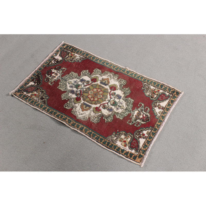 Petit tapis vintage turc Oushak idéal pour l'entrée rouge et idéal pour la décoration de cuisine avec de petits éléments tribaux