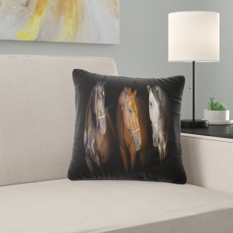 Trois chevaux avec bride dorée - coussin imprimé animal, 16 po x 1 po, Coussin décoratif