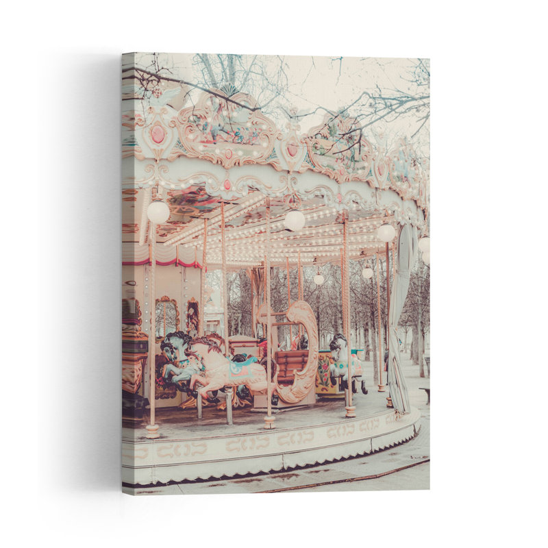 Carrousel pastel onirique, cheval classique délicat et rêveur, architecture hivernale, affiche murale, H 24 po x l 16 po