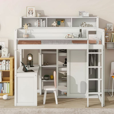 Lit mezzanine en bois avec plusieurs tablettes de rangement et garde-robe