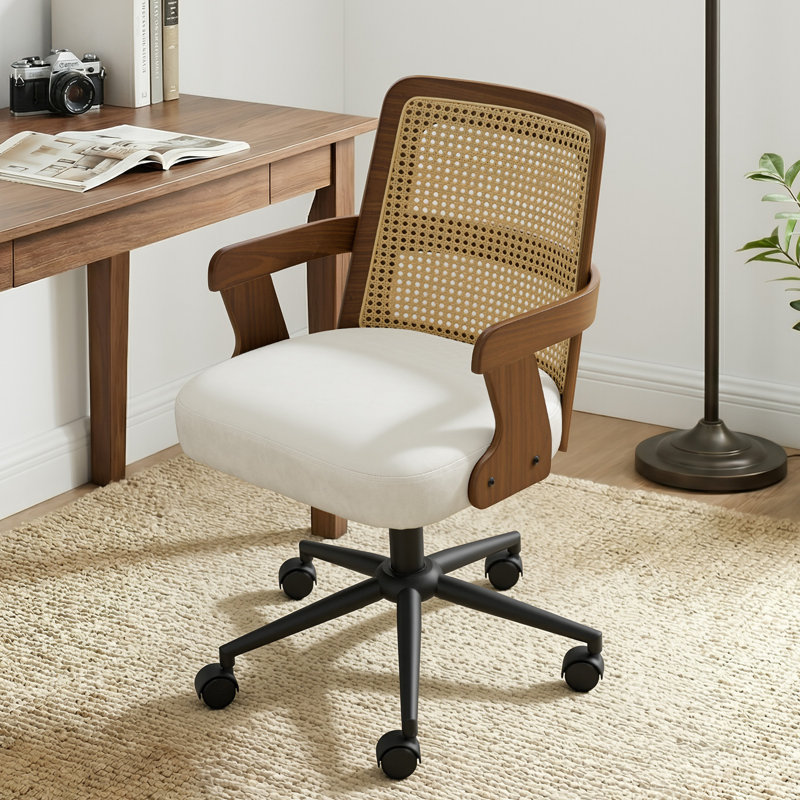 Fauteuil de bureau respirant à dossier en canne avec structure en noyer de style Mid-Century et base pivotante réglable