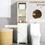 Armoire de salle de bain mince avec trois tablettes ouvertes et porte, colonne de rangement autoportante blanche, étagère réglable pour papier hygiénique, serviettes, articles d'hygiène et produits de nettoyage.