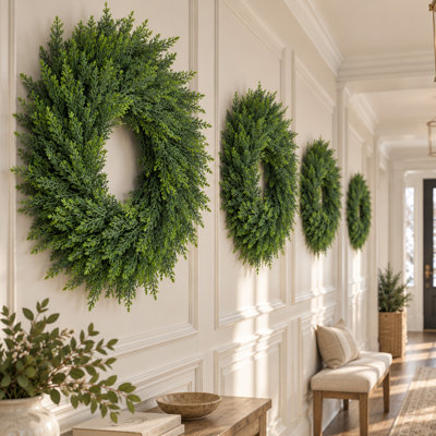 Couronne de Noël artificielle en pin Norfolk de 61 cm (24 po), guirlande de verdure réaliste en faux pin pour foyer, escalier, couronne vierge simple pour décoration de Noël intérieure et extérieure, couronne de Noël personnalisée à faire soi-même sans ornements supplémentaires.