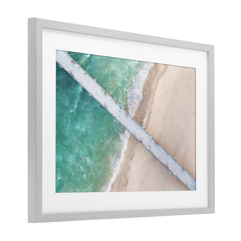 Vue aérienne de Pier Beach, reproduction sous verre, conception de Jeff Poe, H 14 po x l 20 po, Cadre de ferme gris