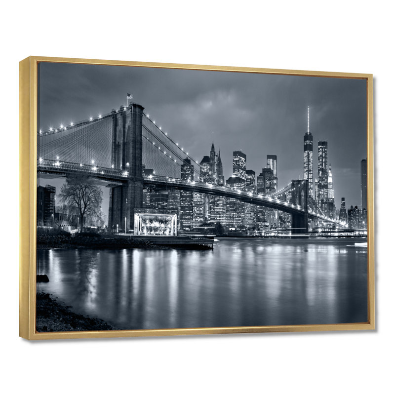 Panorama de la ville de New York la nuit, photographie sur métal, H 24 po x l 32 po, Reproduction avec cadre flottant, Doré
