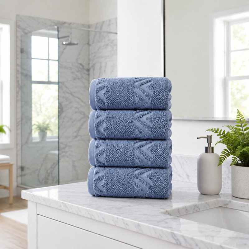 Ensemble de quatre serviettes de toilette géométriques bleues en coton turc 27" x 54"