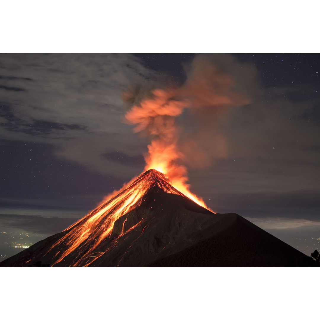 Leinwandbild Vulkanausbruch bei Nacht, aufgenommen vom Vulkan Fuego in der Nähe von Antigua, Guatemala