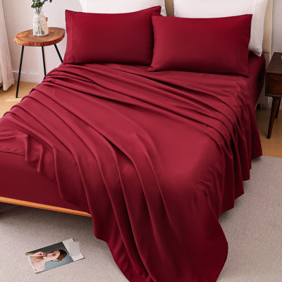 Lit quatre pièces vin rouge avec mélange de coton peau, confortable pour dormir nu, tissu de boulochage, tons de faible saturation, couverture pleine grandeur, impression sécuritaire et combinaison de teinture en nuage