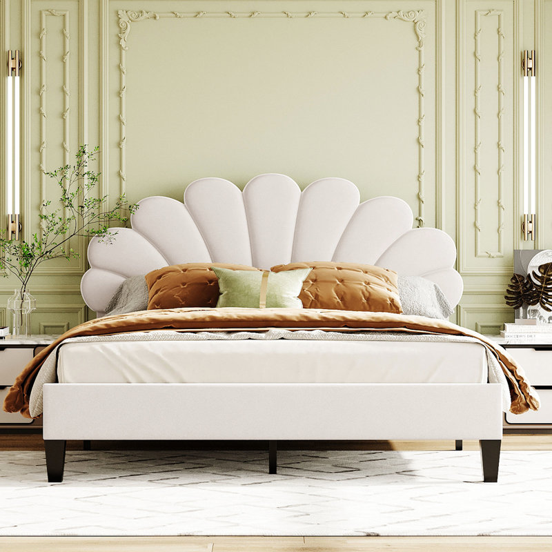 Lit plateforme tapissier beige avec tête de lit en velours ornemental, Beige, Grand lit