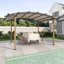 Pergola d'extérieur robuste 8,5 pi x 13 pi avec comptoir de bar et tablettes, pavillon en textilène arqué, poteaux en acier à grain de bois pour patio et cour arrière