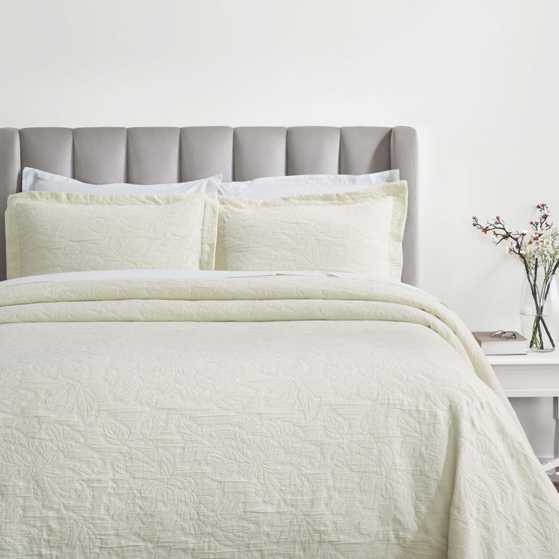 Hibiscus 100% Cotton Dual-Tone Matelassé Floral Bedspread Set , Ivory, Full Bedspread + 2 Standard Pillowshams