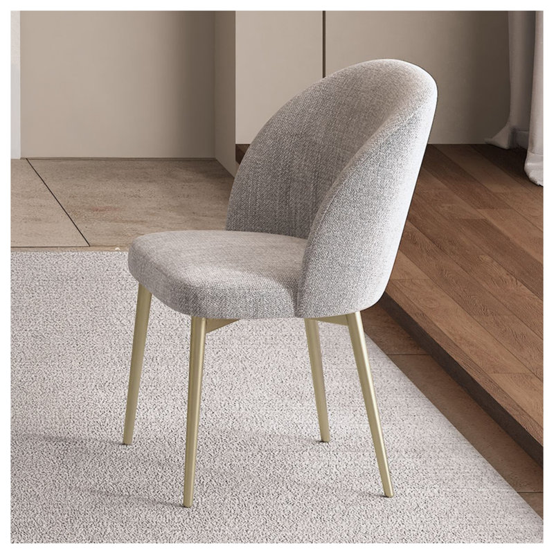 Ensemble de 2 chaises d'appoint Callista Champagne, dossier arrondi, pattes en métal doré et coussins en mousse pour salle à manger.