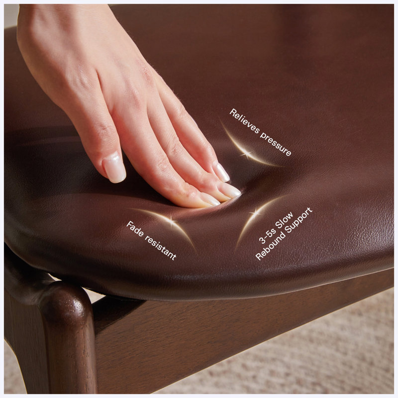 Chaise de salle à manger moderne avec structure en bois massif, revêtement en similicuir brun, sans accoudoirs, dossier ergonomique, idéale pour la cuisine, la salle à manger, un café ou un bureau à domicile.