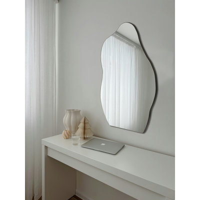 Miroir tout en courbes avec cadre profond