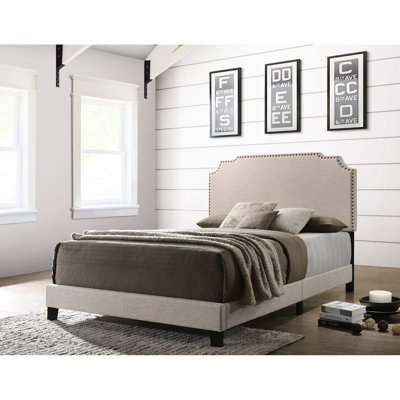 Très grand lit tapissier cuivré beige avec revêtement en tissu doux et sommier tapissier pour la longévité du matelas, avec décoration en cuir pour chambre à coucher