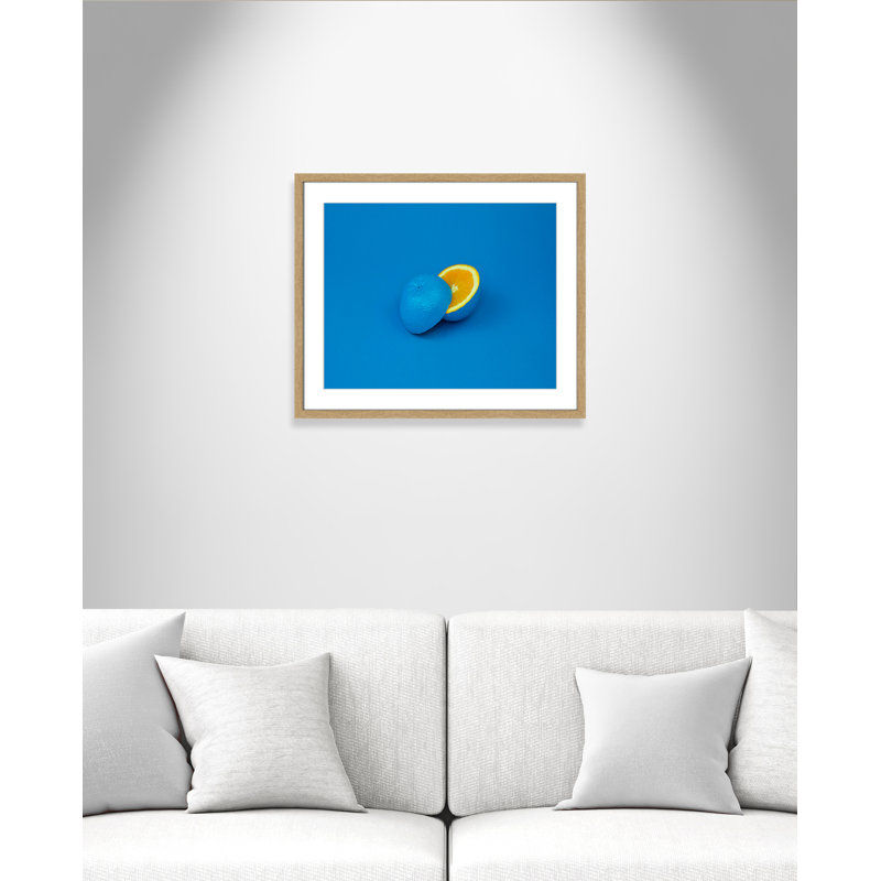 Pop orange en bleu par Davisuko, H 21,5 po x l 25,5 po x P 1,25 po, Cadre naturel encadré, Blanc