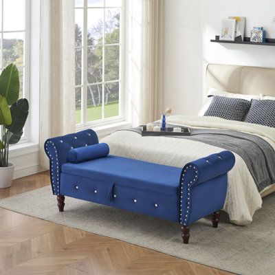 Ce banc repose-pieds rectangulaire en velours de 63,38 po est doté de pieds en bois massif avec boucle en cristal et d'un coussin