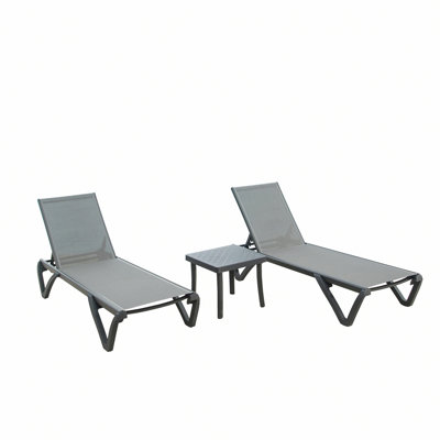 Deux chaises longues de patio avec une table d'appoint pour la plage, la cour, le balcon et la piscine