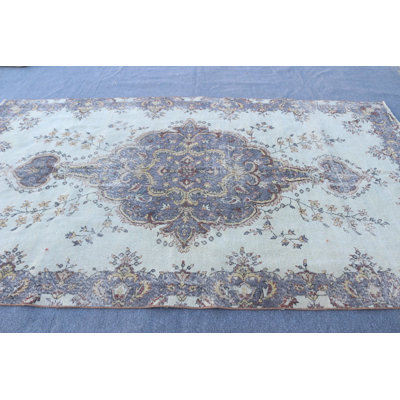 Tapis turc élégant à motif floral avec motif de médaillon traditionnel dans des tons doux pour un décor unique