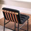 Chaise à hauteur de comptoir de style moderne avec bandes en cuir cognac et dossier en tissu de luxe avec sangles décoratives en bois noir