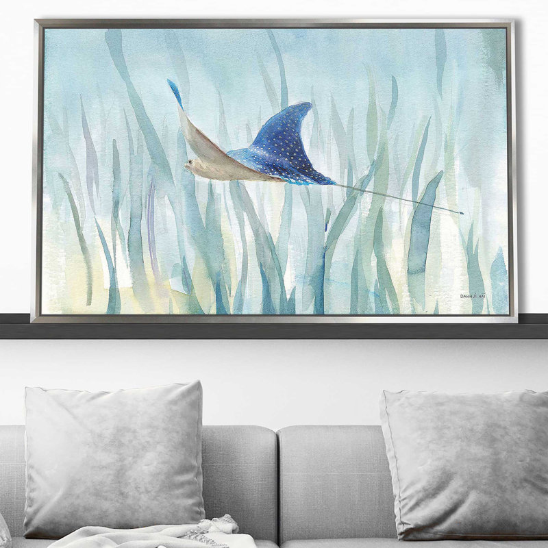 «Undersea Ray» par Danhui Nai - Peinture, Cadre flottant argent, H 27,5 po x l 43,5 po x P 2 po