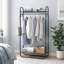 Portant à vêtements noir en métal avec double tablettes de rangement, tringle de suspension et crochets latéraux pour l'organisation de la chambre à coucher-86470123