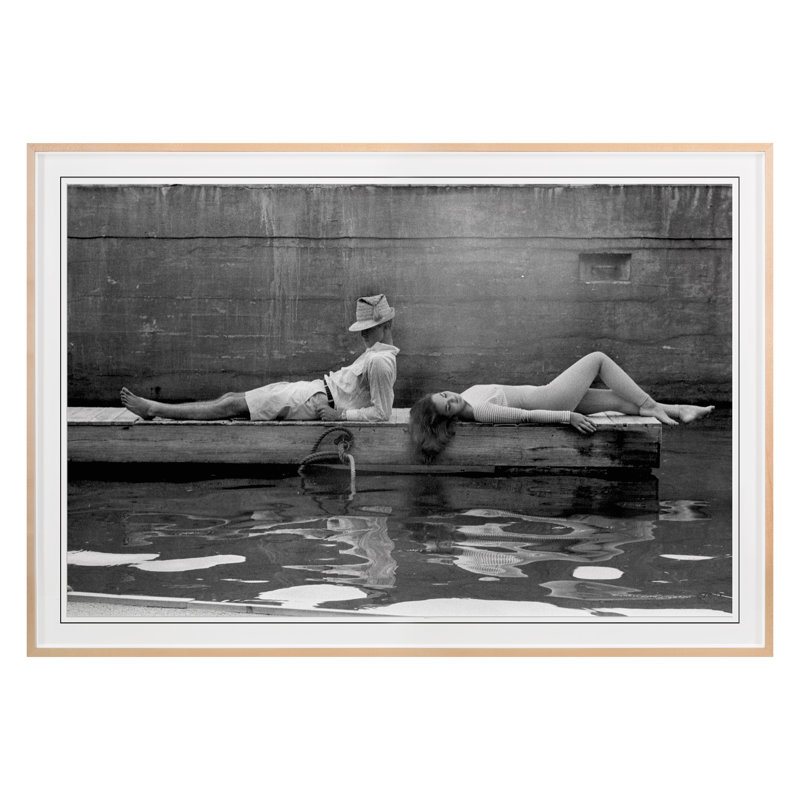 «Lounging Couple» par Grand archives, Cadre érable, H 42 po x l 61 po