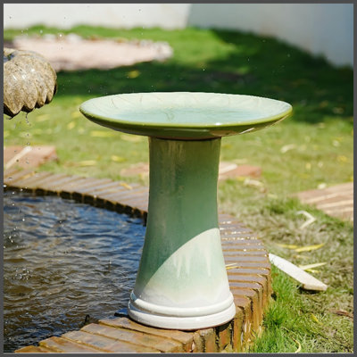 Bain d'oiseaux en céramique émaillée fait à la main, plateau en relief de pétales de marguerites de 17 po et base à piédestal de 18 po, mangeoire pour oiseaux extérieure en glaçage dégradé blanc cassé à vert sauge pour cour, pelouse, patio et cour arrière