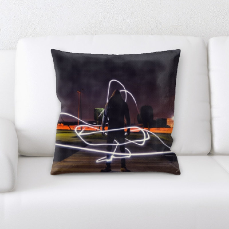 Coussin décoratif lumières illuminées autour d’une personne Vannessa