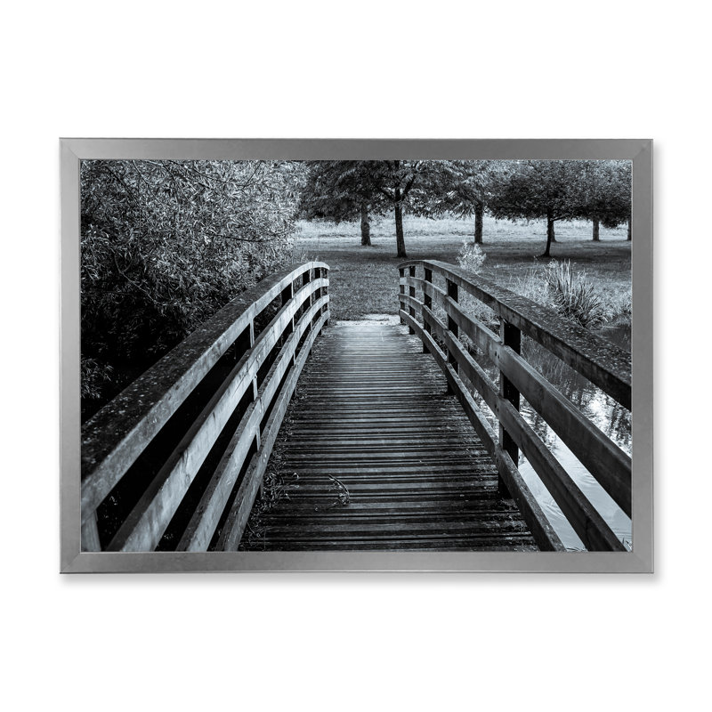 Pont en bois sur un étang, Cadre photo argenté, H 34 po x l 44 po x P 1,5 po