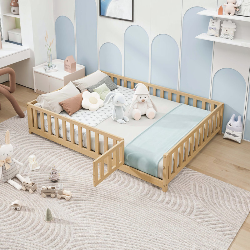 Lit plateforme pleine grandeur avec clôture et porte pour enfants, cadre de lit Montessori avec lattes de soutien pour tout-petits, lit de plancher en bois naturel