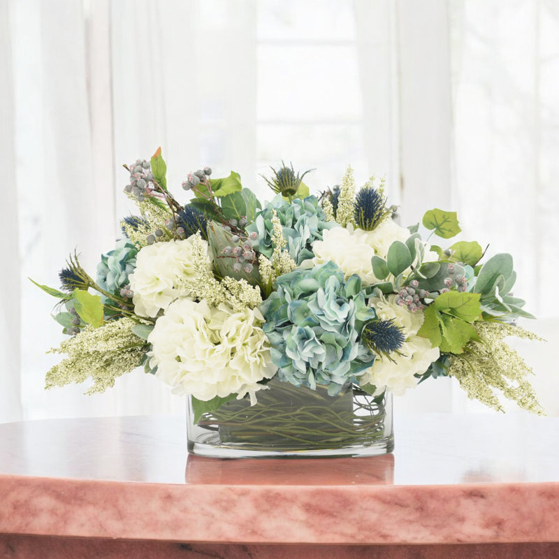 Arrangement floral mixte avec hortensias, chardon et protées, H 19 po x l 25 po x P 17 po
