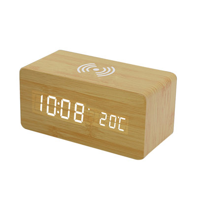 Réveil numérique en bois avec chargement sans fil, 3 alarmes, affichage DEL et commande sonore. Parfait pour la chambre, la table de chevet ou le bureau. Cadeau parfait pour les enfants et les amis.