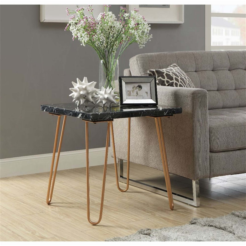 Table de bout en marbre Modern Elegance avec pieds au fini doré, pour un décor de salon luxueux et une utilisation pratique.