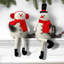 Ensemble 2 pièces de bonhomme de neige assis avec chapeau et cache-oreilles