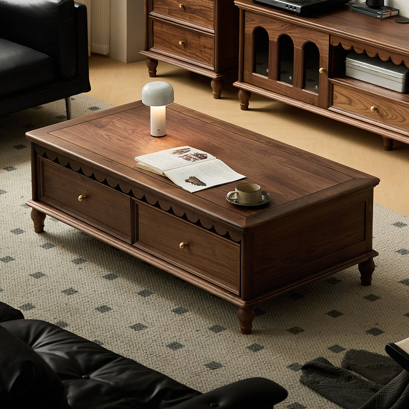 Table basse style français de style rétro