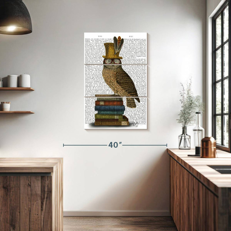 Chouette rieuse sur des livres, H 38 po x l 24 po