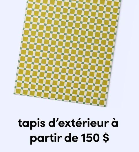 Gros plan d un tapis d extérieur avec un petit motif de grille à carreaux jaune et vert à partir de 150 $.